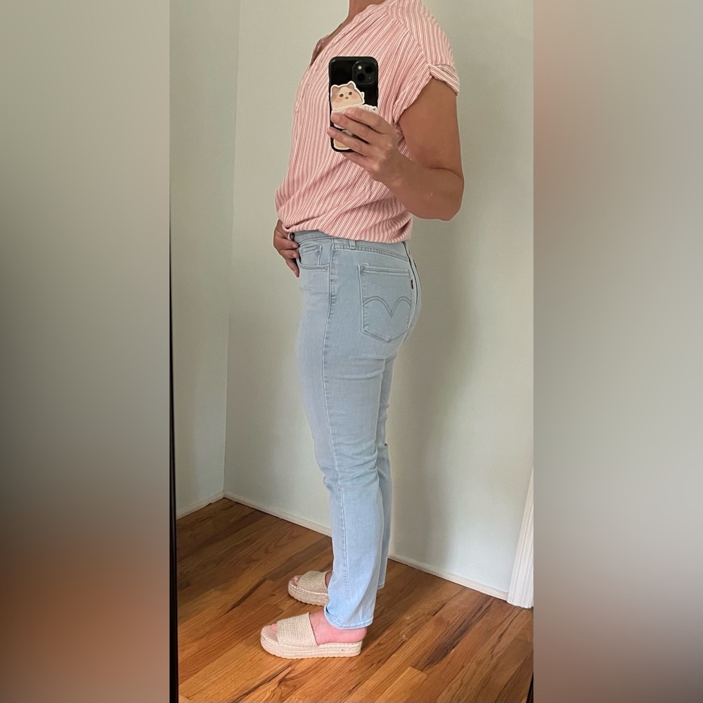 Levis Classic Straight in Light Wash Size 8 - Picture 7 of 10